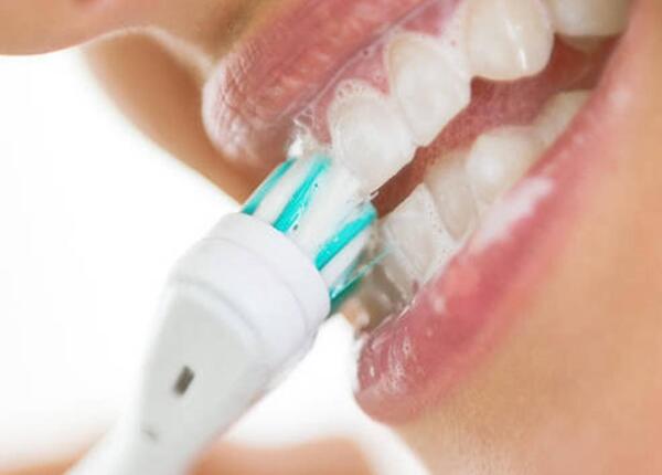 使用電動牙刷刷牙