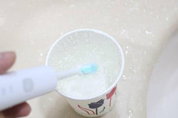 聲波電動牙刷使用方法之溫水浸泡刷頭