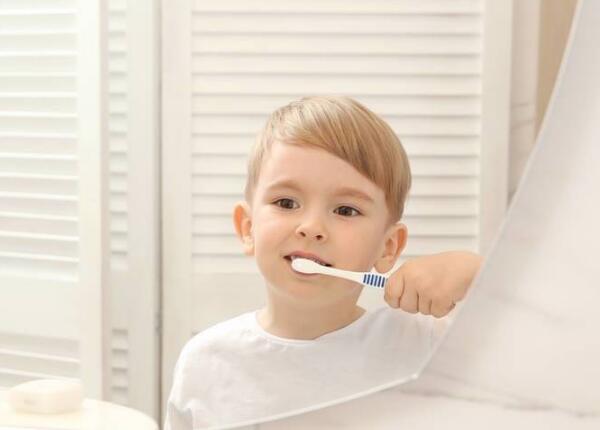 如何用兒童電動(dòng)牙刷刷牙？?jī)和妱?dòng)牙刷使用方法，一篇全覽