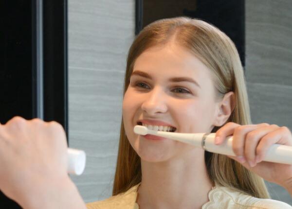 電動(dòng)牙刷能刷掉牙結(jié)石嗎？別傻傻覺得電動(dòng)牙刷無所不能了