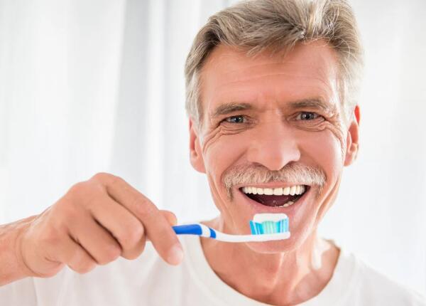 老年人適合用聲波電動(dòng)牙刷嗎？聲波牙刷的三大適用人群