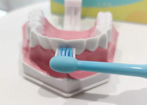 兒童用電動牙刷的利弊了解，掌握孩子的口腔健康