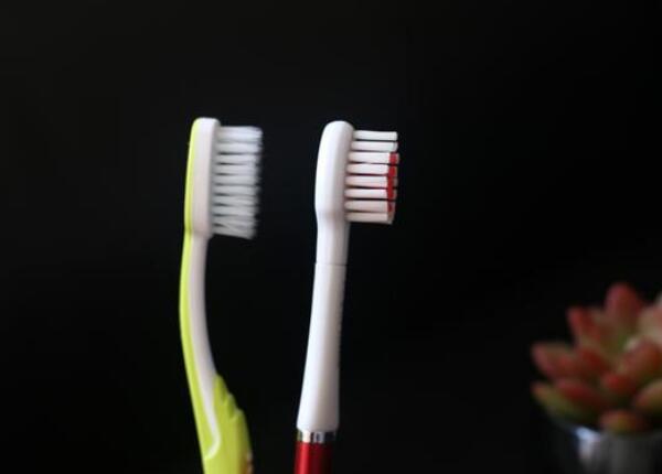 手動牙刷怎么選刷毛？選擇正確刷毛類型，實現(xiàn)有效清潔