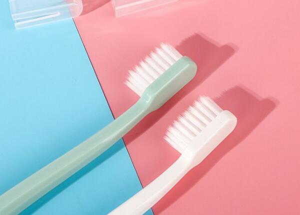 成人用哪種類型的牙刷好？探尋適合您的牙齒保健伴侶！