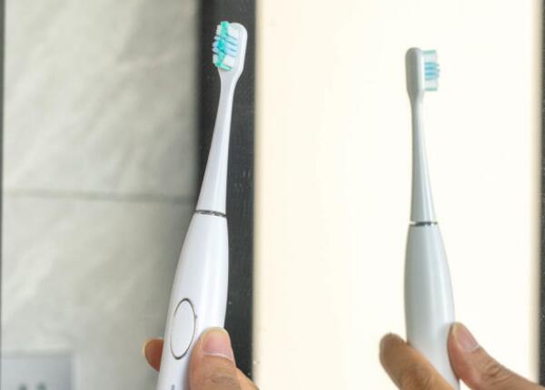 使用電動牙刷手抖正常嗎？刷博士來解答！