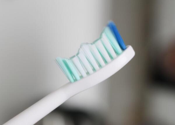 牙刷表面黃垢難除的原因 牙刷表面黃垢難除
