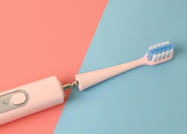 旋轉(zhuǎn)牙刷頭安裝步驟介紹 旋轉(zhuǎn)牙刷頭安裝步驟介紹